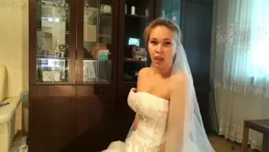 Слесарь насадил на хуй щель русской невесты в белом платье, пока жених готовился к свадьбе