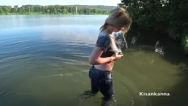 Пышногрудая блонда в джинсах купается в реке и сквиртит от мастурбации