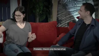 Пышнотелая актриса порно репетирует сцену ебли на диване с грузчиком