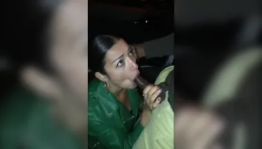 Французская сексвайф сосет черный хуй любовника перед трахом в машине