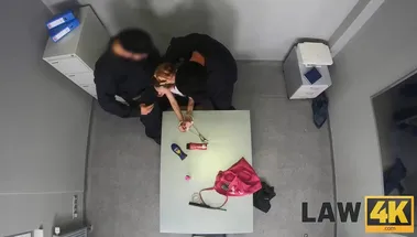 Два охранника жестко ебут воровку, наказывая ее за украденный шампунь