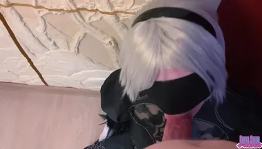 Россиянка сочно сосет хуй в косплее девушки андроида из NieR Automata