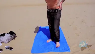 Телка в купальнике тайком сосет хуй на пляже с проглотом