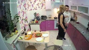 Зрелая сексвайф ебется раком с хахалем на кухне, отсасывая хуй супруга