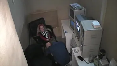 Охранник ебет раком на стуле кудрявую сотрудницу в своей коморке
