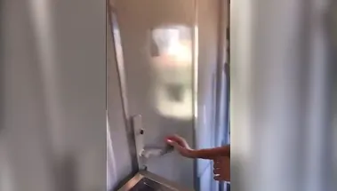 18-летняя няшка трахается стоя в туалете поезда