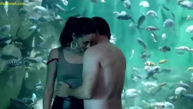 Секс стоя Эмми Россам в океанариуме в «Бесстыжих»