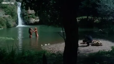 Голые актрисы гуляют в лесу и купаются в озере в кадрах из фильмов