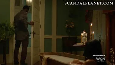 Секс Джерни Смоллетт в душе и нежная близость с негром в сериале