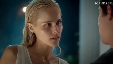 Стянул трусики и трахнул сидя промокшую Isabel Lucas