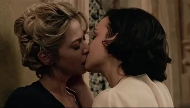 Красивый лесбийский секс Анали Типтон в постели из фильма