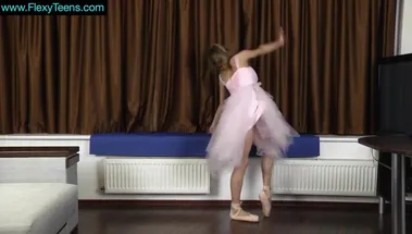 Растяжка русской балерины в пачке и голышом в эротическом соло