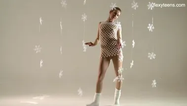 Сексуальная русская гимнастка голой растягивается между снежинок