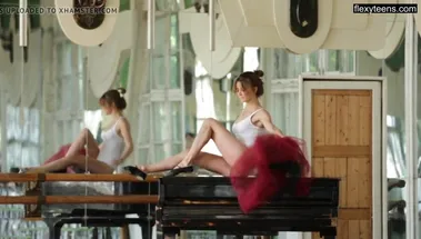 Эротика от русской танцовщицы контемпа на пианино в студии с зеркалами