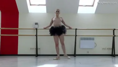 Русская балерина танцует топлес, демонстрируя титьки и растяжку