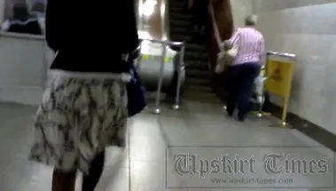 Извращенец в метро подглядывает под подол платья женщине в колготках