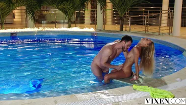 Нэнси А трахается с массажистом на курорте в бассейне