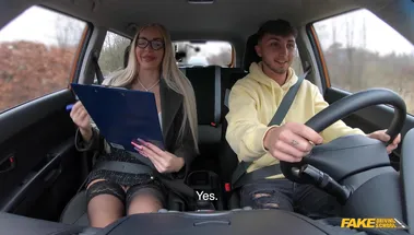 Сисястая инструкторша по вождению дает уроки ебли в машине