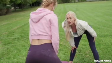 Спортсменки Эми Дукс и Барби Брилл трахаются со страпоном в парке