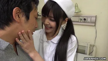 Узкоглазая медсестра Шино Аой помогает пациенту сдерживать эякуляцию