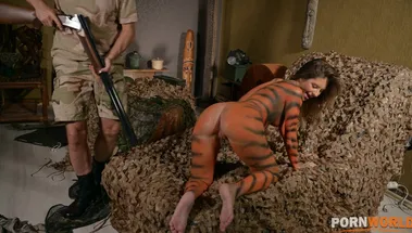 В мире животных: Спецвыпуск - Охотник пялит в зад тигрицу Ребекку Волпетти