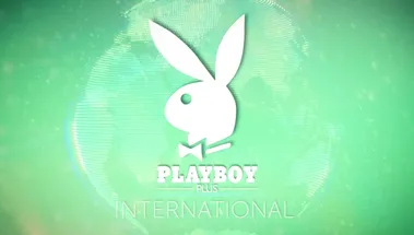 Морской прибой щекочет шикарное тело негритянки Джосса Нова из Playboy